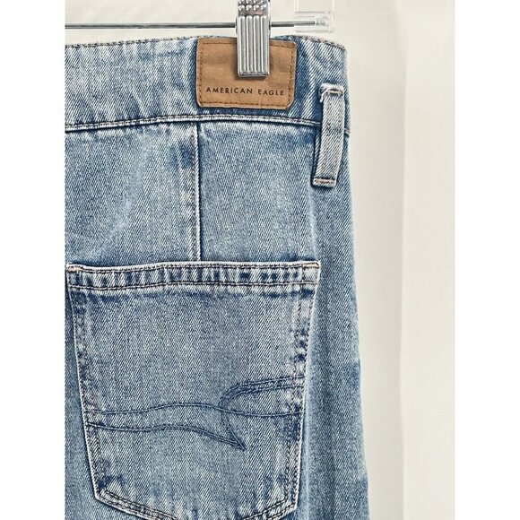 American Eagle Mom Jean Straight Leg Pleated High Rise Light Wash Sz 2 Long - Picture 4 of 8